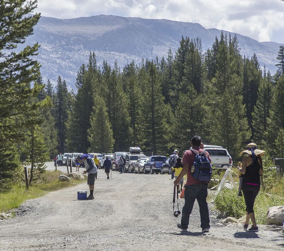 Cars and crowds at the Glen Aulin trailhead